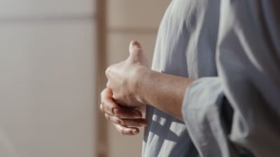 O Eco da Dúvida e a Voz da Omnipotência